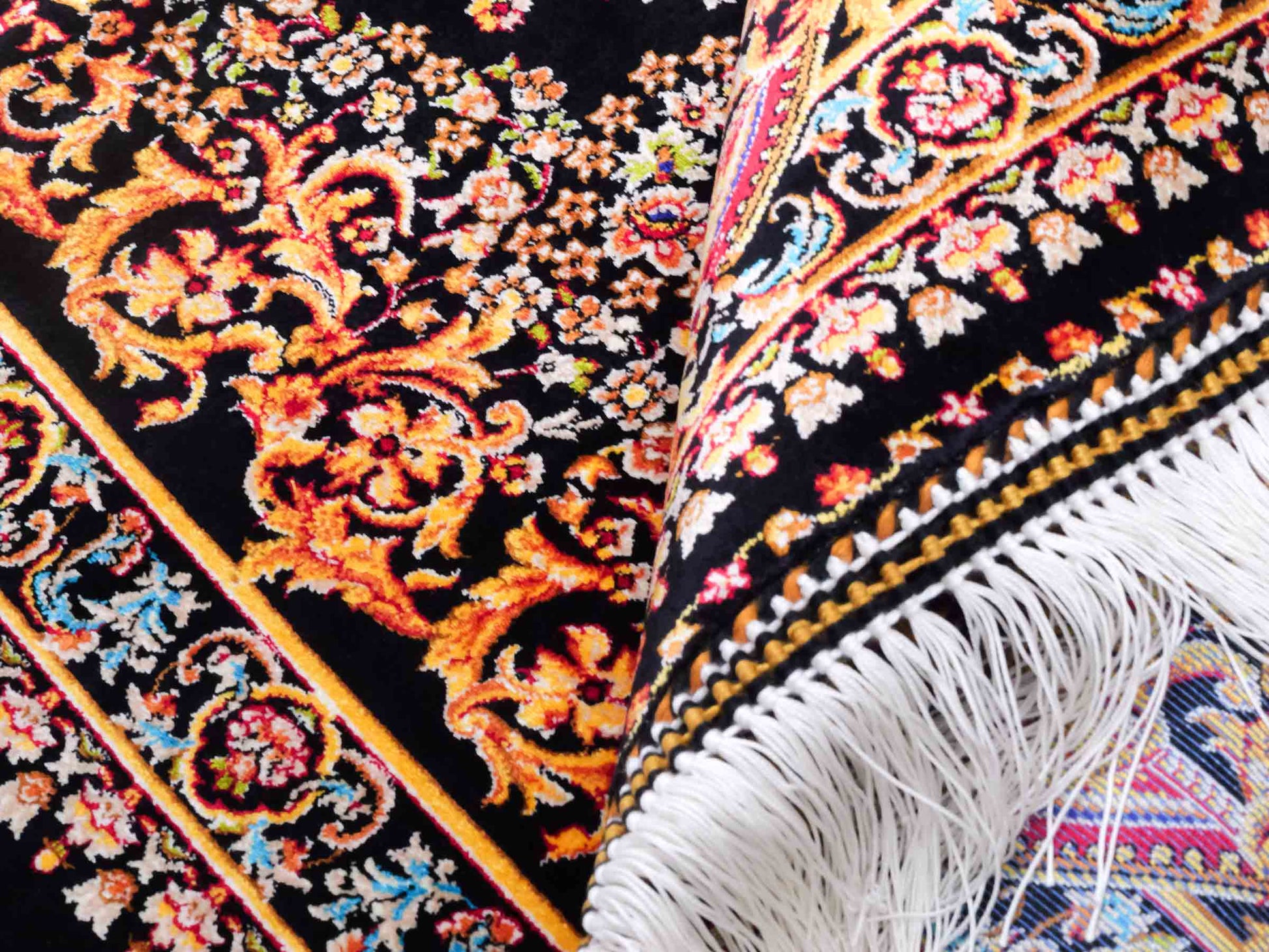Ghom Maschinenteppich "Giv" 90 x 60 cm aus pflanzlicher Seide (Viskose) mit Medaillon, Schwarz-Gold. Teppichnummer: V42BK054H. Persian Luxury Collection by Khademi. Made in Iran / Persia – Vertrieb durch JUPITER Intl.