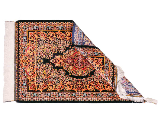 Ghom Maschinenteppich "Giv" 90 x 60 cm aus pflanzlicher Seide (Viskose) mit Medaillon, Schwarz-Gold. Teppichnummer: V42BK054H. Persian Luxury Collection by Khademi. Made in Iran / Persia – Vertrieb durch JUPITER Intl.