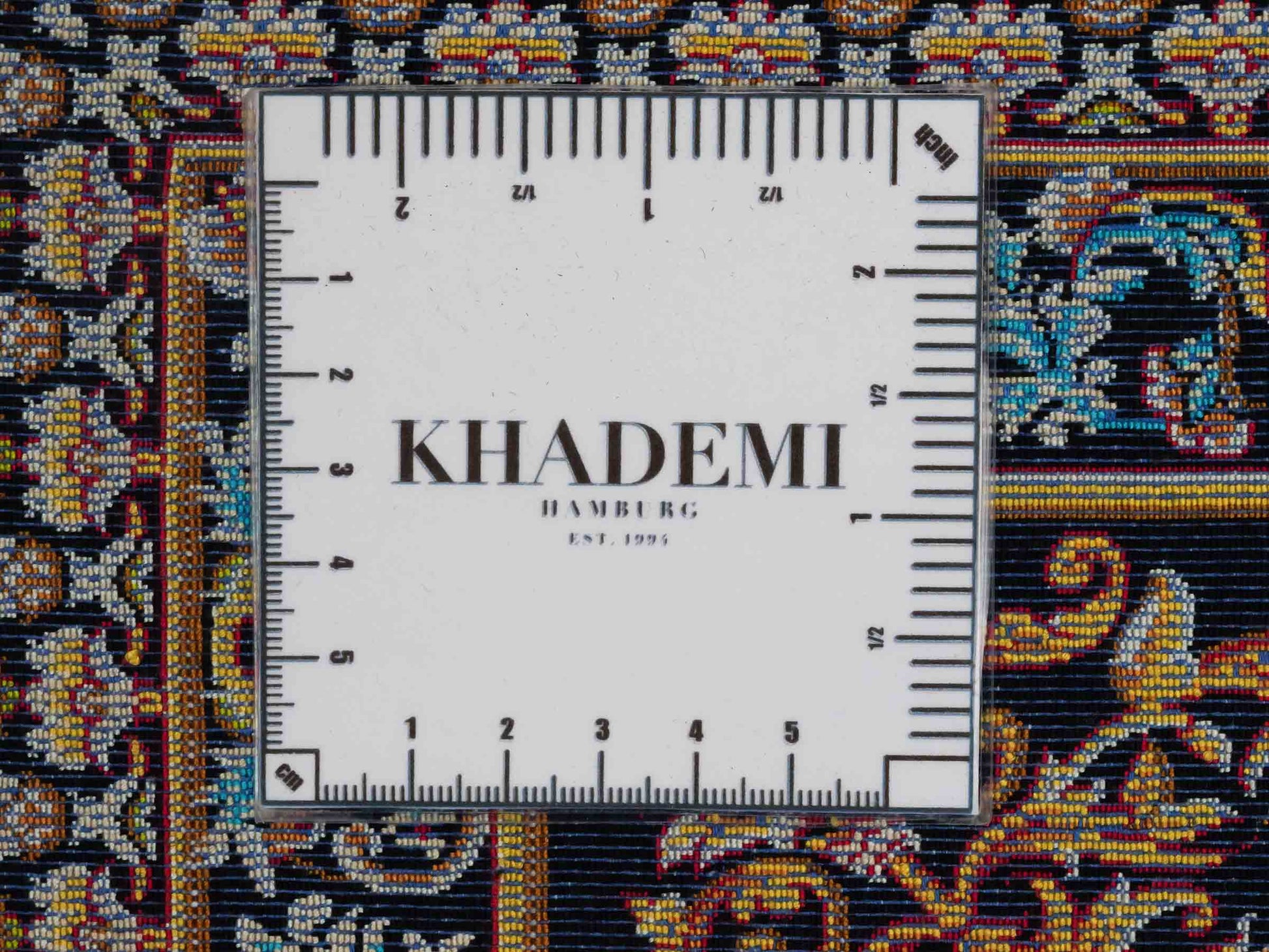 Ghom Maschinenteppich "Giv" 90 x 60 cm aus pflanzlicher Seide (Viskose) mit Medaillon, Schwarz-Gold. Teppichnummer: V42BK054H. Persian Luxury Collection by Khademi. Made in Iran / Persia – Vertrieb durch JUPITER Intl.
