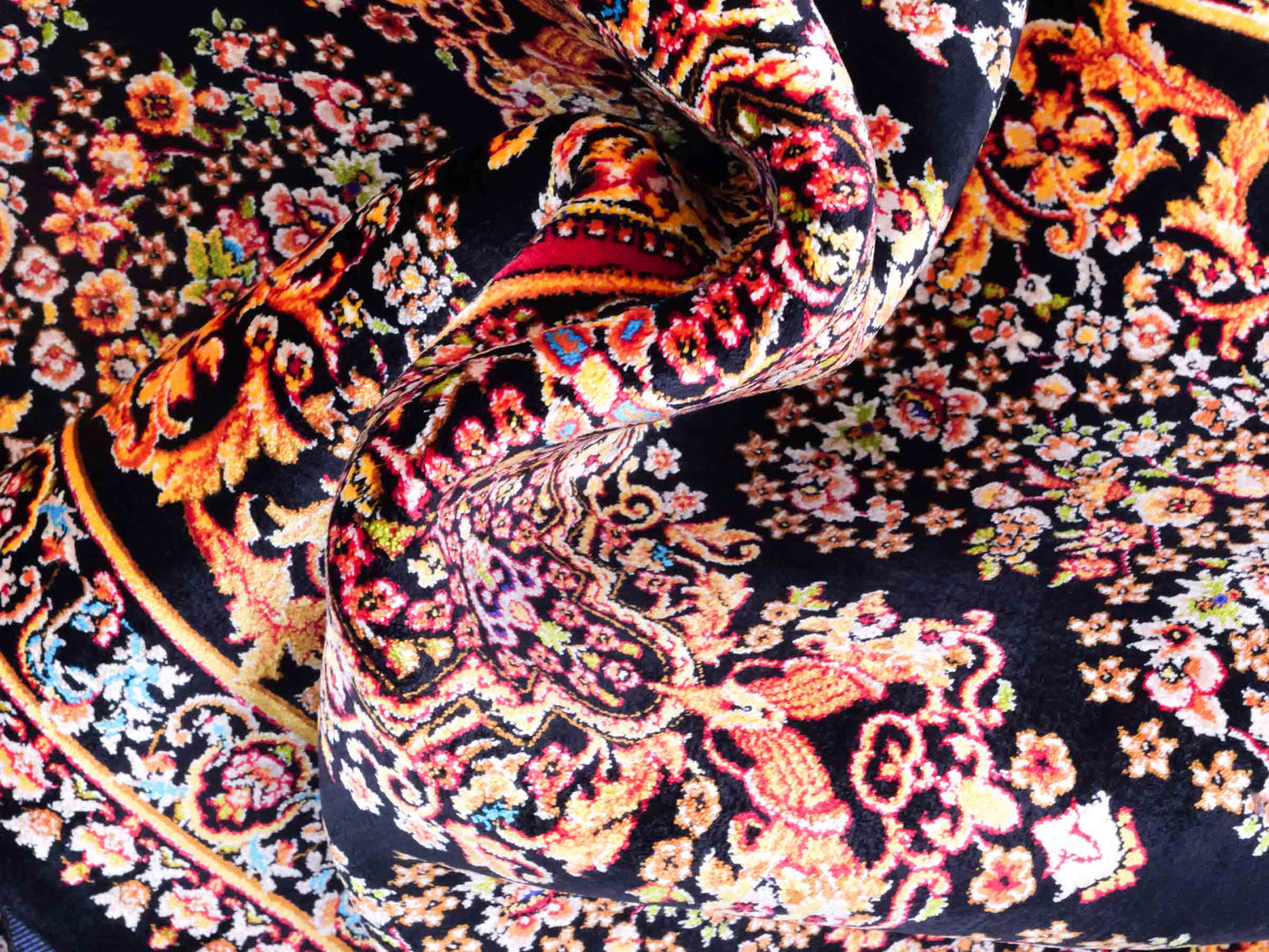 Ghom Maschinenteppich "Giv" 90 x 60 cm aus pflanzlicher Seide (Viskose) mit Medaillon, Schwarz-Gold. Teppichnummer: V42BK054H. Persian Luxury Collection by Khademi. Made in Iran / Persia – Vertrieb durch JUPITER Intl.