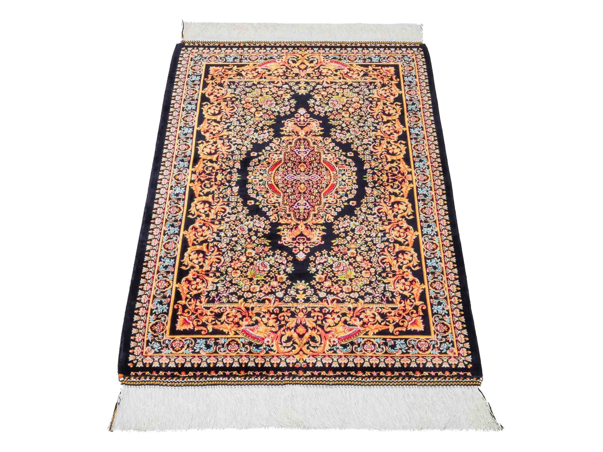 Ghom Maschinenteppich "Giv" 90 x 60 cm aus pflanzlicher Seide (Viskose) mit Medaillon, Schwarz-Gold. Teppichnummer: V42BK054H. Persian Luxury Collection by Khademi. Made in Iran / Persia – Vertrieb durch JUPITER Intl.