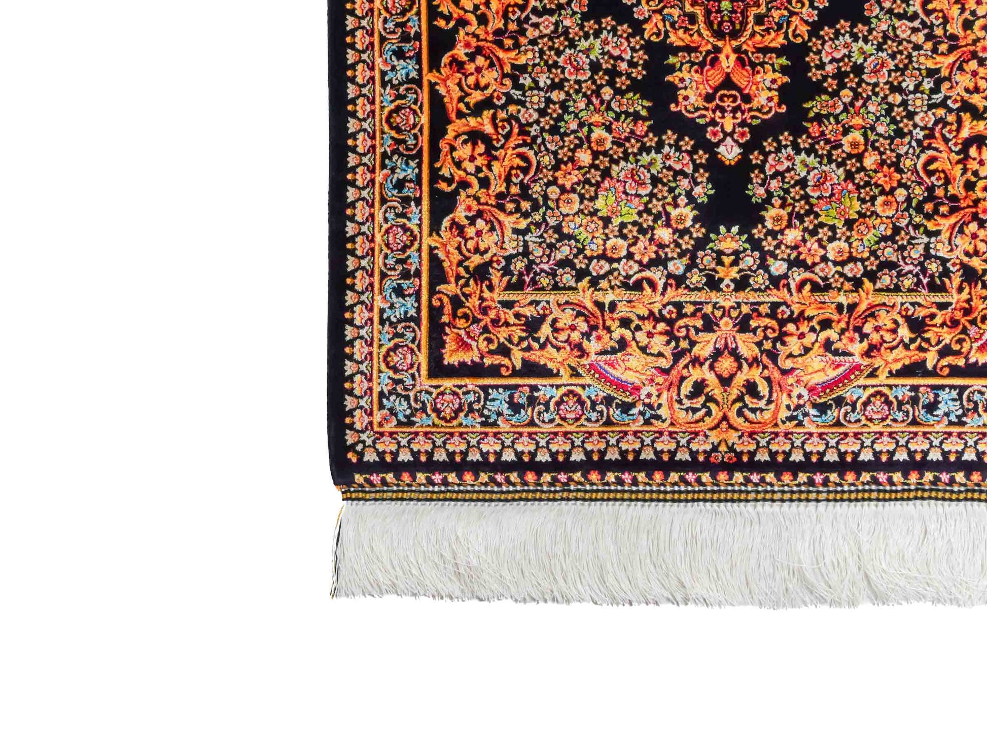 Ghom Maschinenteppich "Giv" 90 x 60 cm aus pflanzlicher Seide (Viskose) mit Medaillon, Schwarz-Gold. Teppichnummer: V42BK054H. Persian Luxury Collection by Khademi. Made in Iran / Persia – Vertrieb durch JUPITER Intl.