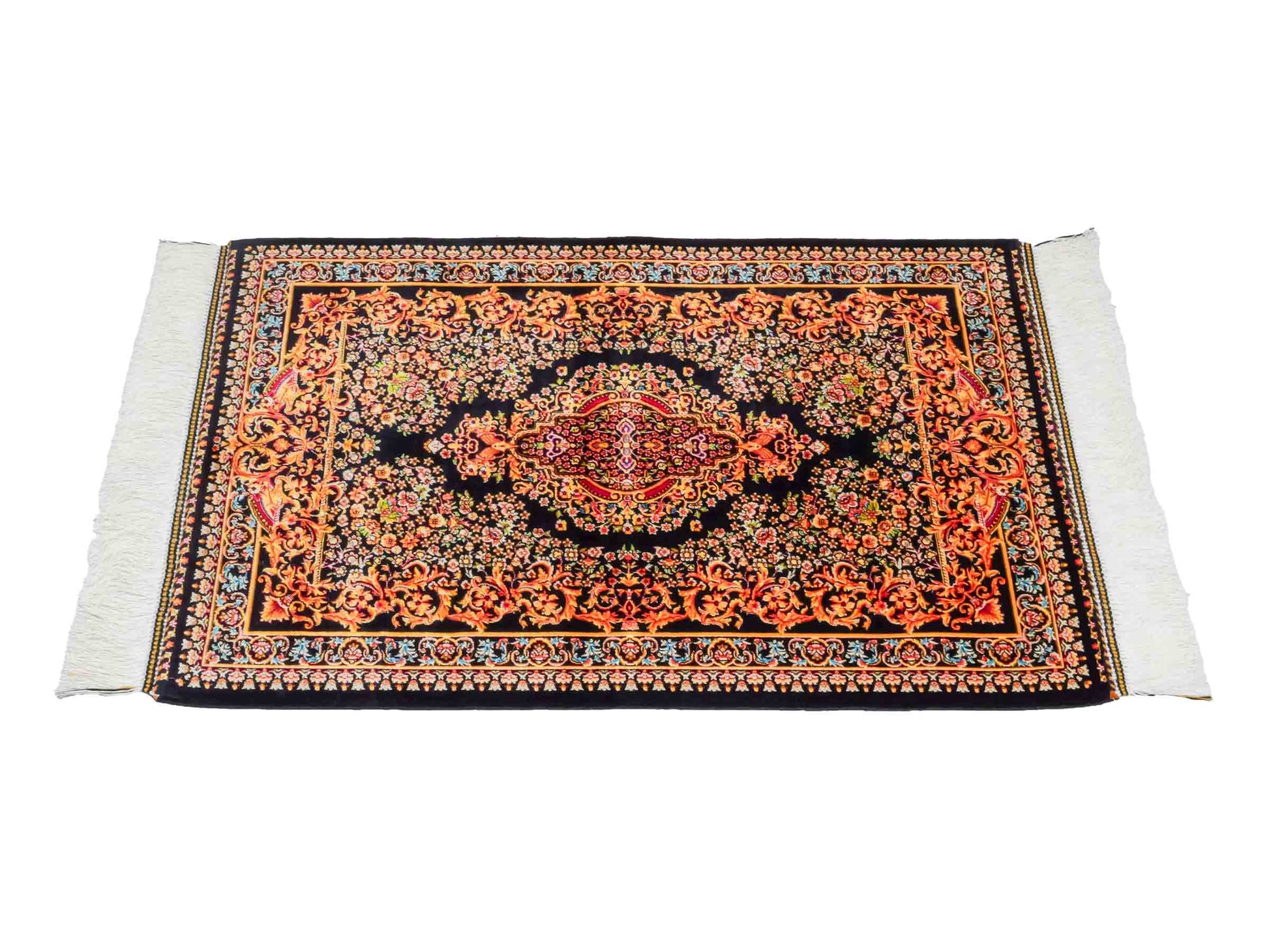 Ghom Maschinenteppich "Giv" 90 x 60 cm aus pflanzlicher Seide (Viskose) mit Medaillon, Schwarz-Gold. Teppichnummer: V42BK054H. Persian Luxury Collection by Khademi. Made in Iran / Persia – Vertrieb durch JUPITER Intl.