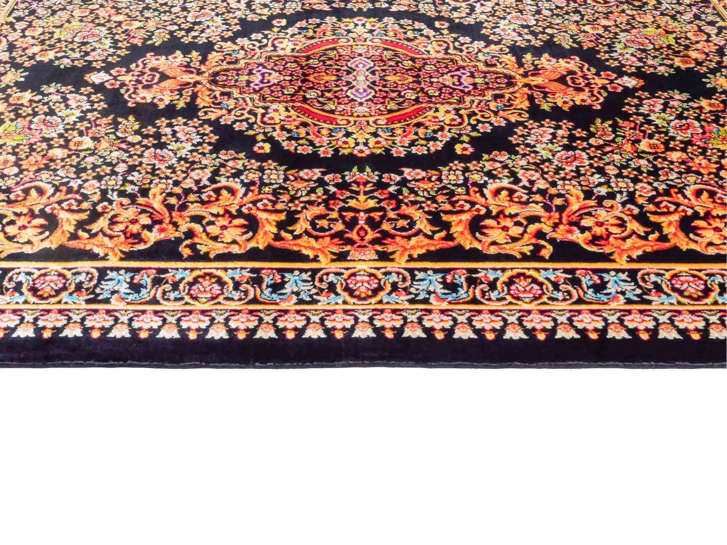 Ghom Maschinenteppich "Giv" 90 x 60 cm aus pflanzlicher Seide (Viskose) mit Medaillon, Schwarz-Gold. Teppichnummer: V42BK054H. Persian Luxury Collection by Khademi. Made in Iran / Persia – Vertrieb durch JUPITER Intl.