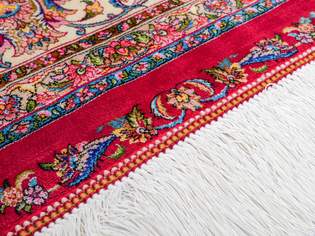 Ghom Maschinenteppich "Gordafarid" 225 x 150 cm, durchgemustert, aus pflanzlicher Seide (Viskose), Rot-Cremeweiß. Teppichnummer: V41RD338H. Persian Luxury Collection by Khademi. Made in Iran / Persia – Vertrieb durch JUPITER Intl.