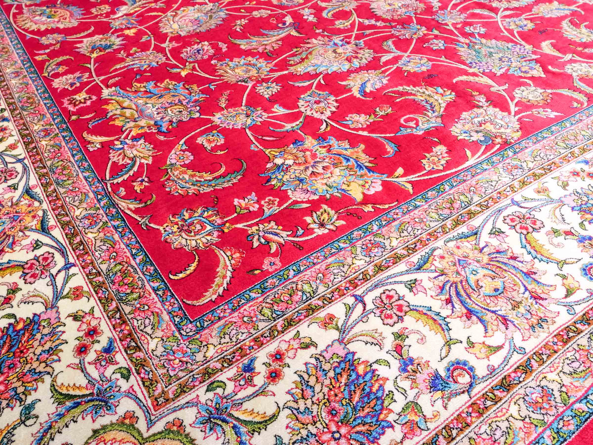 Ghom Maschinenteppich "Gordafarid" 225 x 150 cm, durchgemustert, aus pflanzlicher Seide (Viskose), Rot-Cremeweiß. Teppichnummer: V41RD338H. Persian Luxury Collection by Khademi. Made in Iran / Persia – Vertrieb durch JUPITER Intl.
