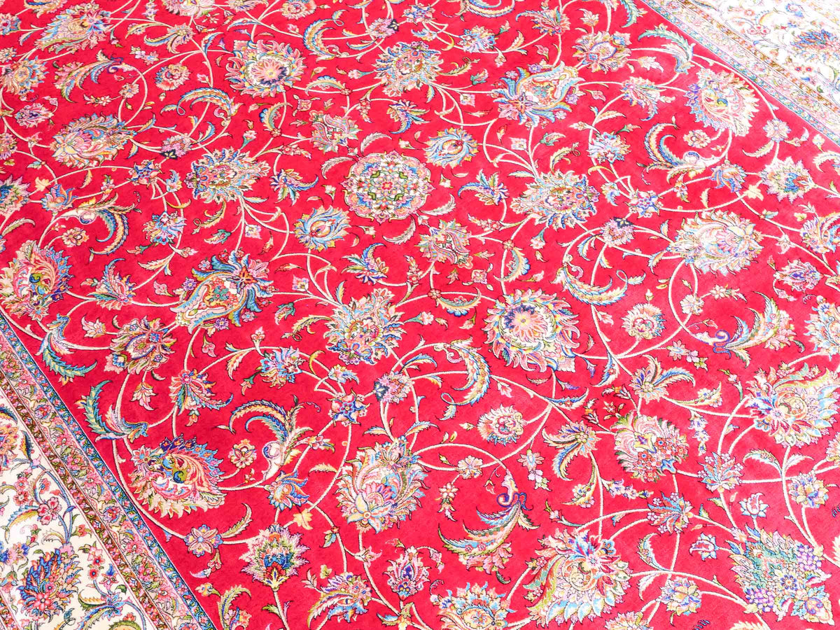 Ghom Maschinenteppich "Gordafarid" 225 x 150 cm, durchgemustert, aus pflanzlicher Seide (Viskose), Rot-Cremeweiß. Teppichnummer: V41RD338H. Persian Luxury Collection by Khademi. Made in Iran / Persia – Vertrieb durch JUPITER Intl.