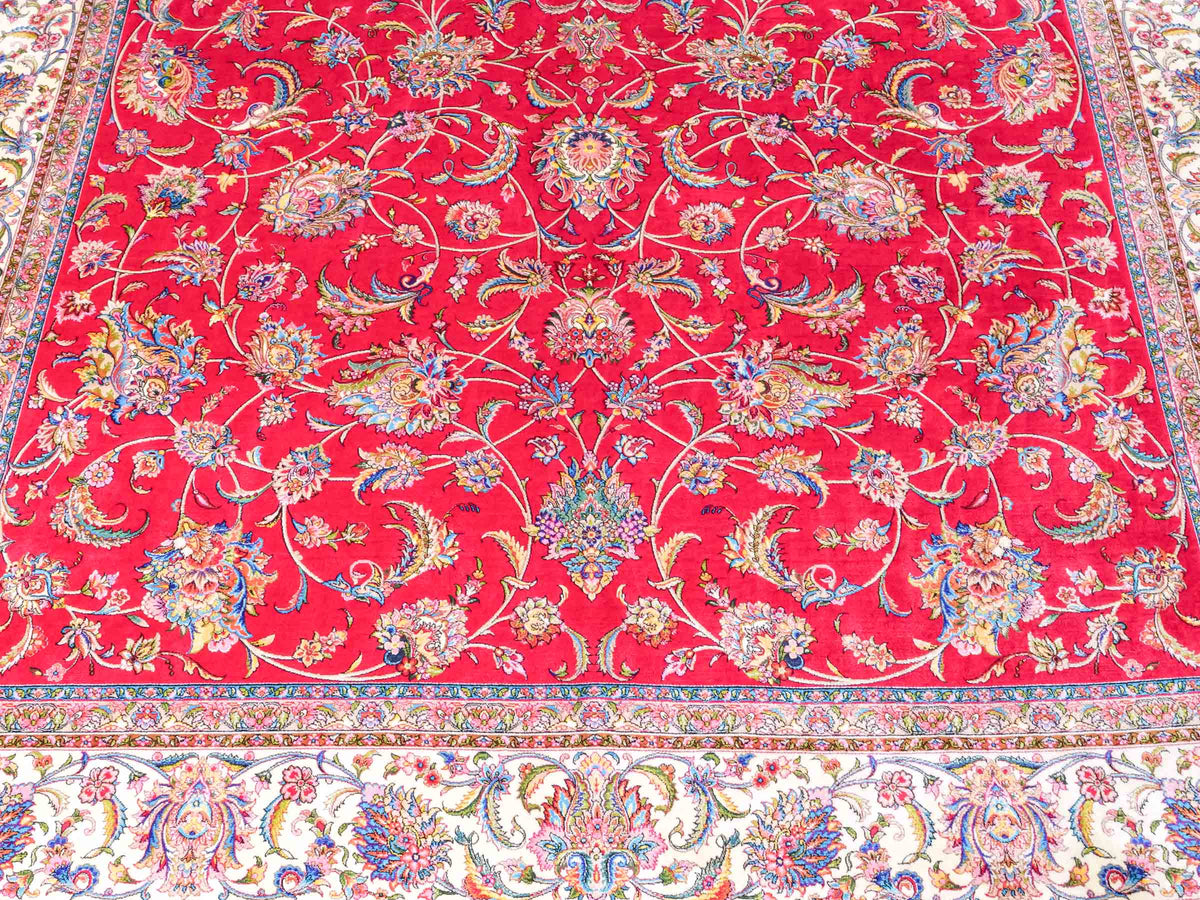 Ghom Maschinenteppich "Gordafarid" 225 x 150 cm, durchgemustert, aus pflanzlicher Seide (Viskose), Rot-Cremeweiß. Teppichnummer: V41RD338H. Persian Luxury Collection by Khademi. Made in Iran / Persia – Vertrieb durch JUPITER Intl.