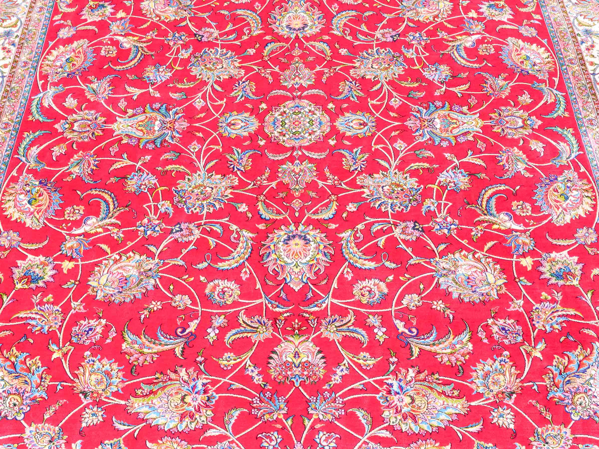 Ghom Maschinenteppich "Gordafarid" 225 x 150 cm, durchgemustert, aus pflanzlicher Seide (Viskose), Rot-Cremeweiß. Teppichnummer: V41RD338H. Persian Luxury Collection by Khademi. Made in Iran / Persia – Vertrieb durch JUPITER Intl.