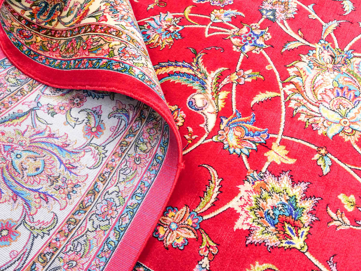 Ghom Maschinenteppich "Gordafarid" 225 x 150 cm, durchgemustert, aus pflanzlicher Seide (Viskose), Rot-Cremeweiß. Teppichnummer: V41RD338H. Persian Luxury Collection by Khademi. Made in Iran / Persia – Vertrieb durch JUPITER Intl.