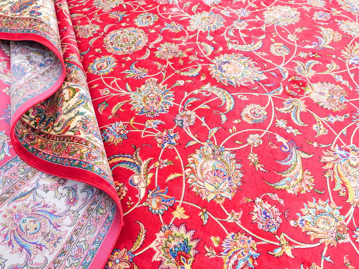 Ghom Maschinenteppich "Gordafarid" 225 x 150 cm, durchgemustert, aus pflanzlicher Seide (Viskose), Rot-Cremeweiß. Teppichnummer: V41RD338H. Persian Luxury Collection by Khademi. Made in Iran / Persia – Vertrieb durch JUPITER Intl.