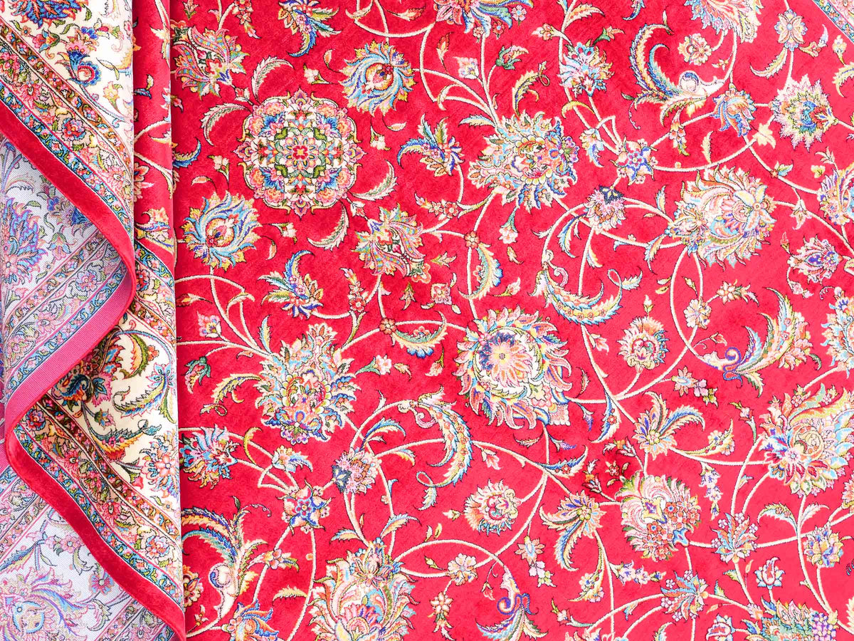 Ghom Maschinenteppich "Gordafarid" 225 x 150 cm, durchgemustert, aus pflanzlicher Seide (Viskose), Rot-Cremeweiß. Teppichnummer: V41RD338H. Persian Luxury Collection by Khademi. Made in Iran / Persia – Vertrieb durch JUPITER Intl.