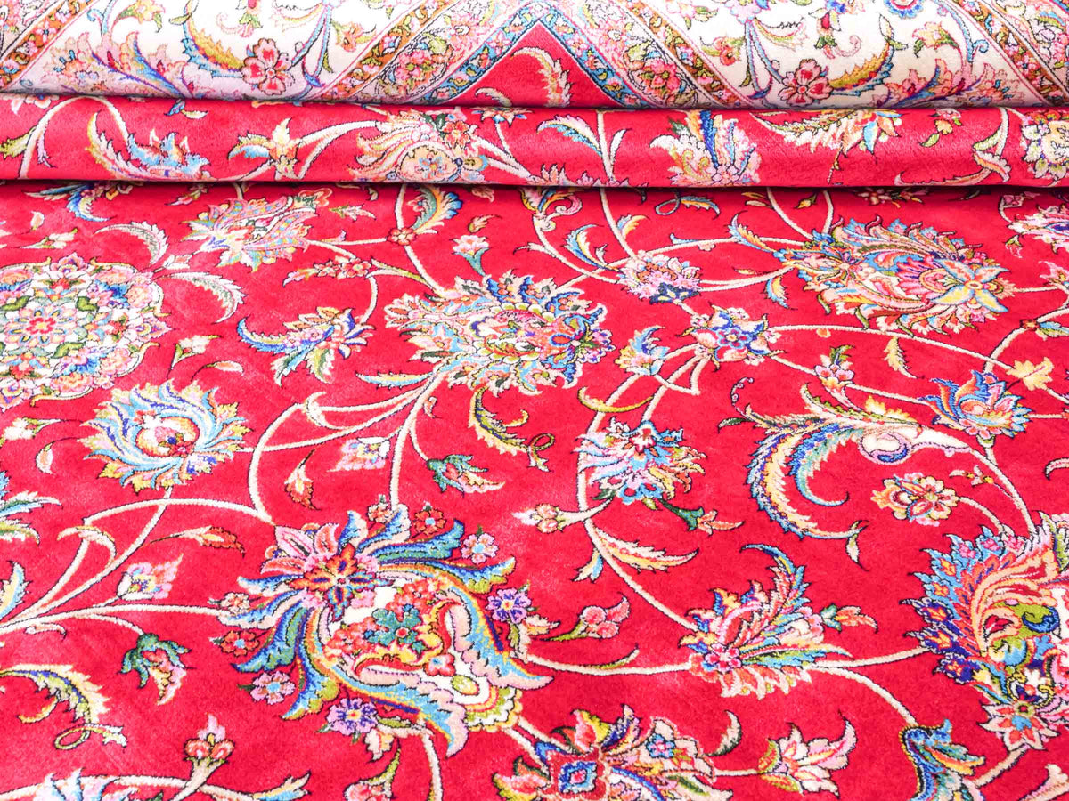 Ghom Maschinenteppich "Gordafarid" 225 x 150 cm, durchgemustert, aus pflanzlicher Seide (Viskose), Rot-Cremeweiß. Teppichnummer: V41RD338H. Persian Luxury Collection by Khademi. Made in Iran / Persia – Vertrieb durch JUPITER Intl.