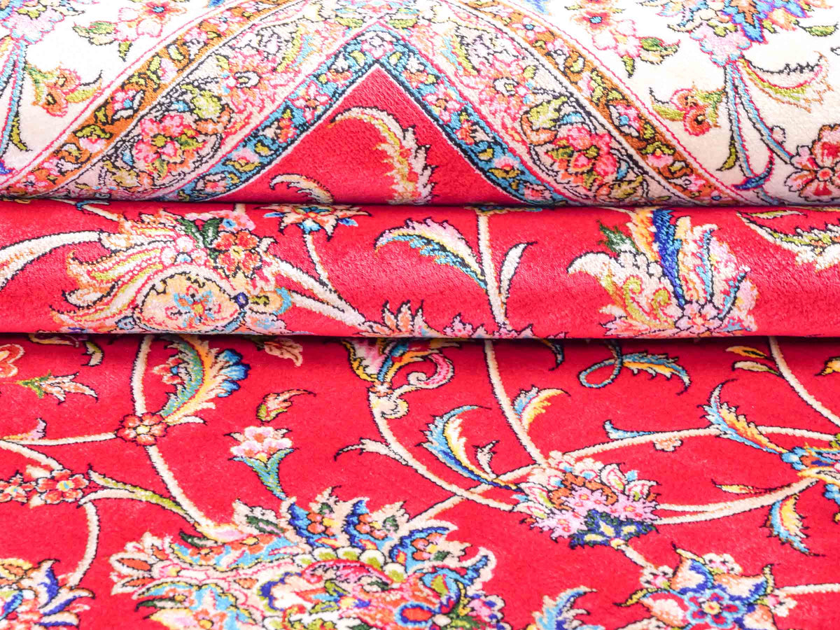 Ghom Maschinenteppich "Gordafarid" 225 x 150 cm, durchgemustert, aus pflanzlicher Seide (Viskose), Rot-Cremeweiß. Teppichnummer: V41RD338H. Persian Luxury Collection by Khademi. Made in Iran / Persia – Vertrieb durch JUPITER Intl.