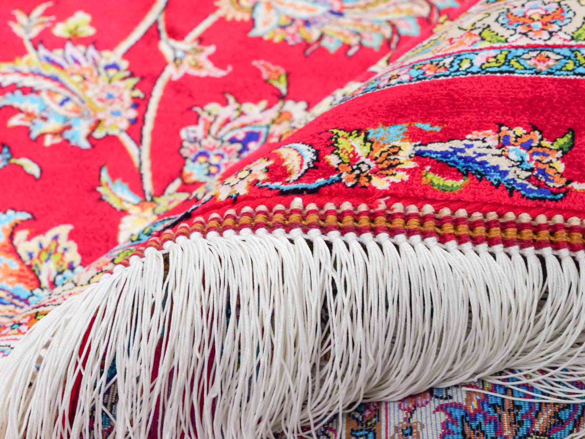Ghom Maschinenteppich "Gordafarid" 225 x 150 cm, durchgemustert, aus pflanzlicher Seide (Viskose), Rot-Cremeweiß. Teppichnummer: V41RD338H. Persian Luxury Collection by Khademi. Made in Iran / Persia – Vertrieb durch JUPITER Intl.