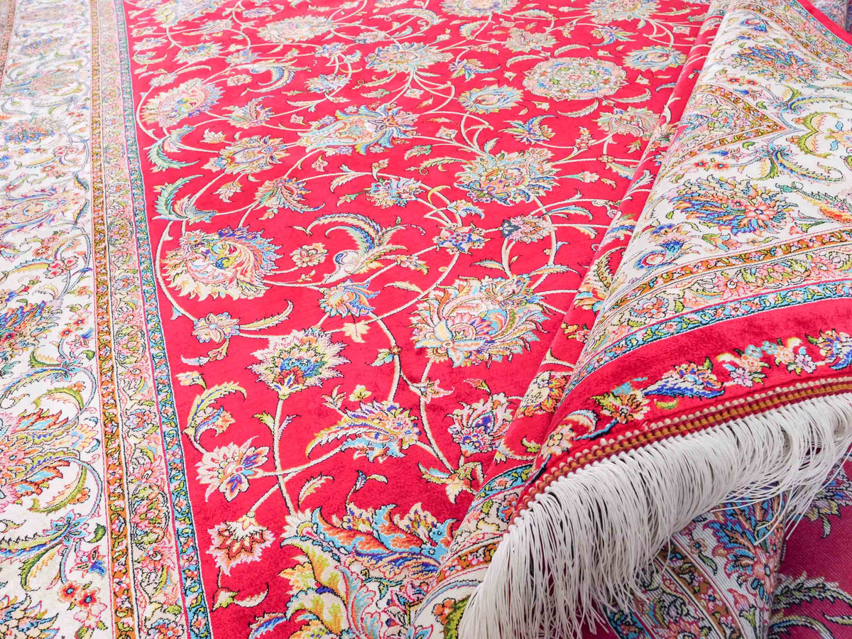 Ghom Maschinenteppich "Gordafarid" 225 x 150 cm, durchgemustert, aus pflanzlicher Seide (Viskose), Rot-Cremeweiß. Teppichnummer: V41RD338H. Persian Luxury Collection by Khademi. Made in Iran / Persia – Vertrieb durch JUPITER Intl.