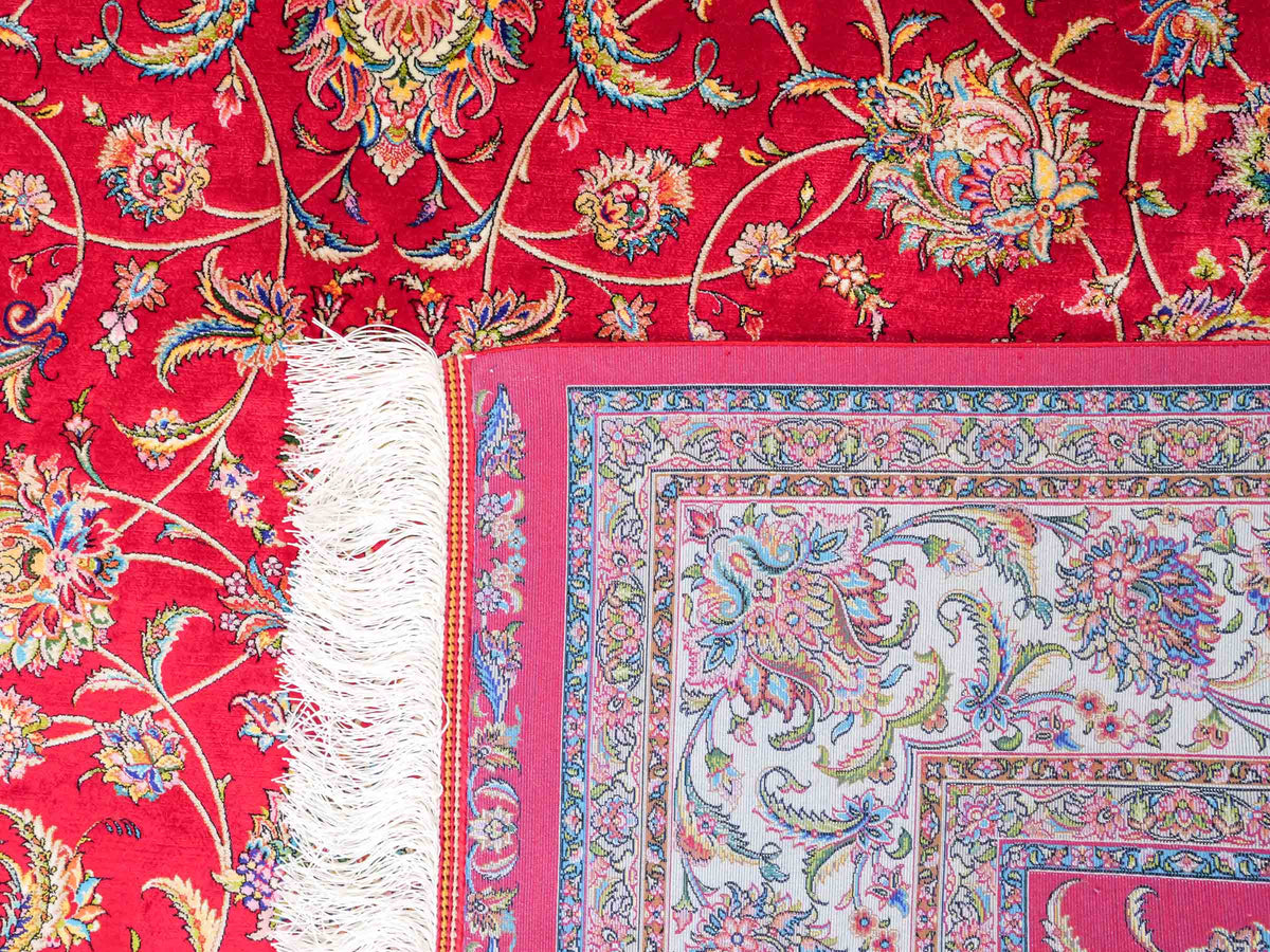 Ghom Maschinenteppich "Gordafarid" 225 x 150 cm, durchgemustert, aus pflanzlicher Seide (Viskose), Rot-Cremeweiß. Teppichnummer: V41RD338H. Persian Luxury Collection by Khademi. Made in Iran / Persia – Vertrieb durch JUPITER Intl.