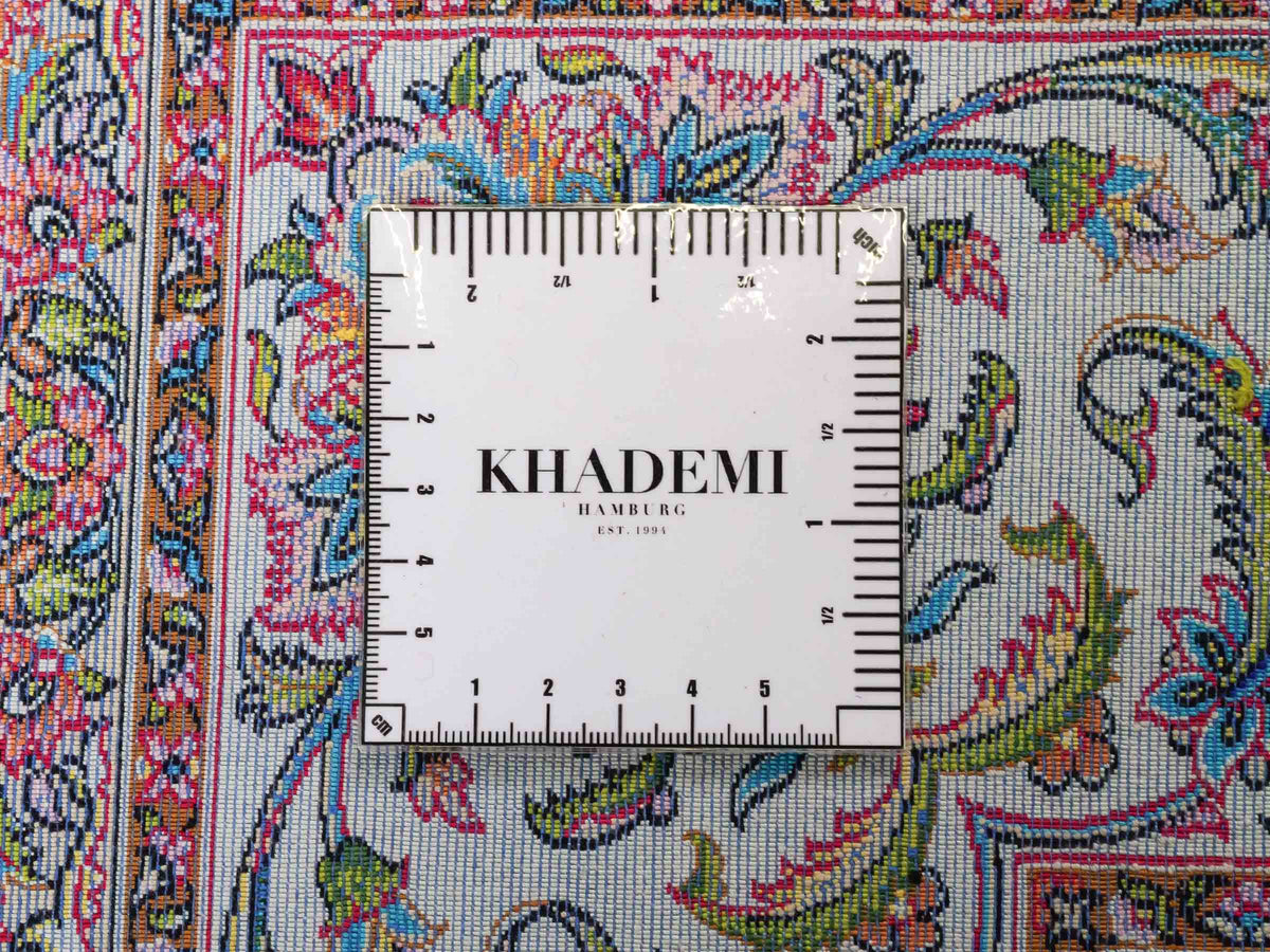 Ghom Maschinenteppich "Gordafarid" 225 x 150 cm, durchgemustert, aus pflanzlicher Seide (Viskose), Rot-Cremeweiß. Teppichnummer: V41RD338H. Persian Luxury Collection by Khademi. Made in Iran / Persia – Vertrieb durch JUPITER Intl.