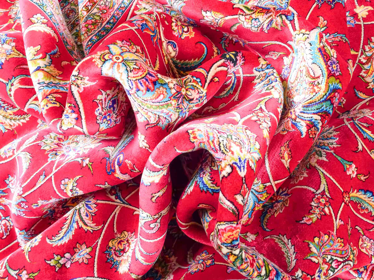 Ghom Maschinenteppich "Gordafarid" 225 x 150 cm, durchgemustert, aus pflanzlicher Seide (Viskose), Rot-Cremeweiß. Teppichnummer: V41RD338H. Persian Luxury Collection by Khademi. Made in Iran / Persia – Vertrieb durch JUPITER Intl.
