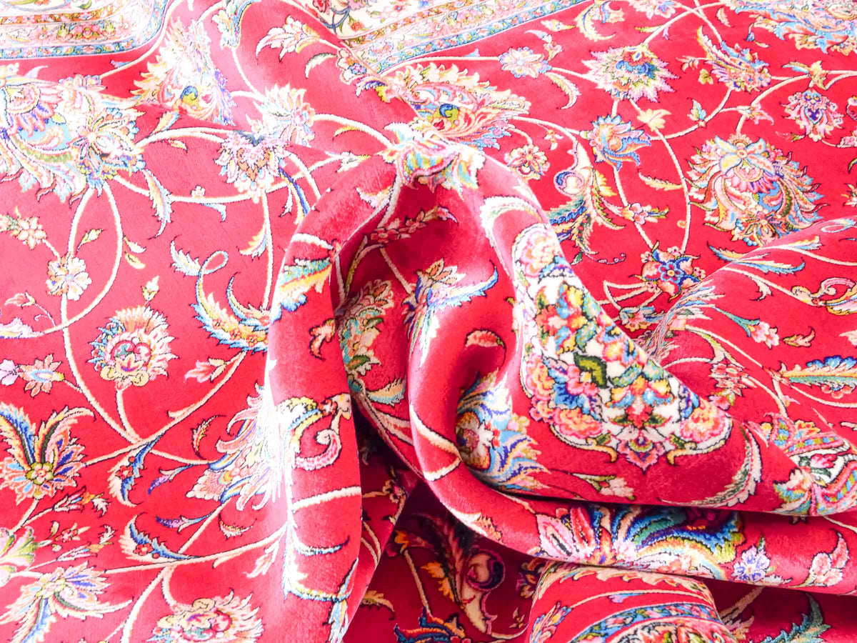 Ghom Maschinenteppich "Gordafarid" 225 x 150 cm, durchgemustert, aus pflanzlicher Seide (Viskose), Rot-Cremeweiß. Teppichnummer: V41RD338H. Persian Luxury Collection by Khademi. Made in Iran / Persia – Vertrieb durch JUPITER Intl.