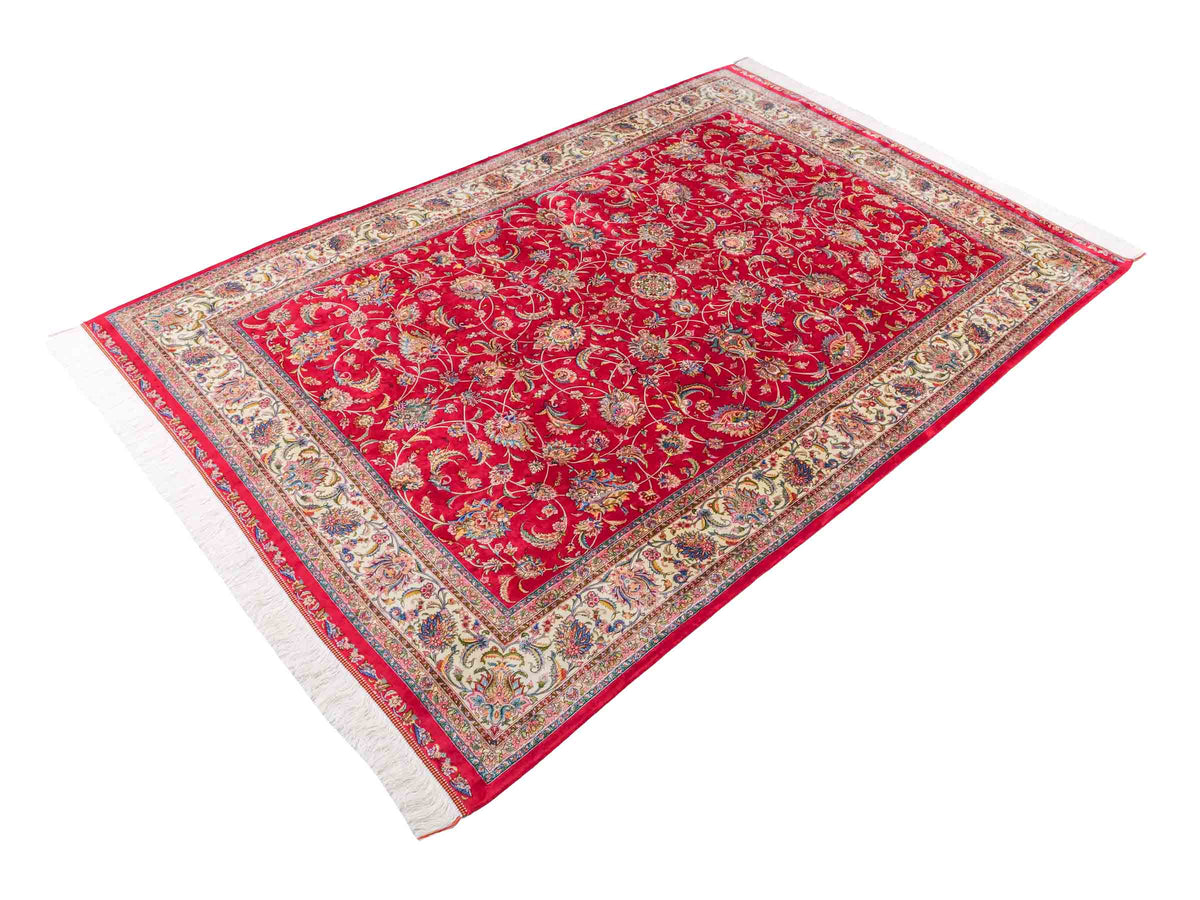 Ghom Maschinenteppich "Gordafarid" 225 x 150 cm, durchgemustert, aus pflanzlicher Seide (Viskose), Rot-Cremeweiß. Teppichnummer: V41RD338H. Persian Luxury Collection by Khademi. Made in Iran / Persia – Vertrieb durch JUPITER Intl.