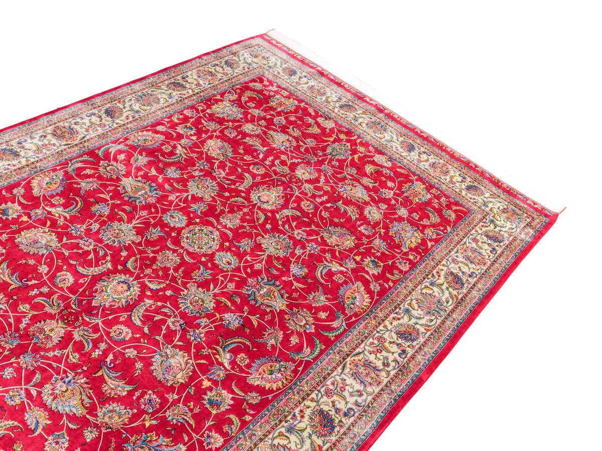 Ghom Maschinenteppich "Gordafarid" 225 x 150 cm, durchgemustert, aus pflanzlicher Seide (Viskose), Rot-Cremeweiß. Teppichnummer: V41RD338H. Persian Luxury Collection by Khademi. Made in Iran / Persia – Vertrieb durch JUPITER Intl.