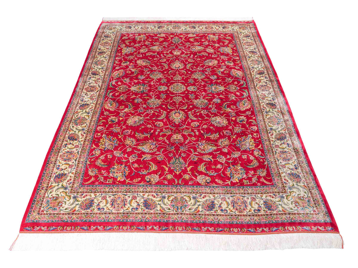 Ghom Maschinenteppich "Gordafarid" 225 x 150 cm, durchgemustert, aus pflanzlicher Seide (Viskose), Rot-Cremeweiß. Teppichnummer: V41RD338H. Persian Luxury Collection by Khademi. Made in Iran / Persia – Vertrieb durch JUPITER Intl.