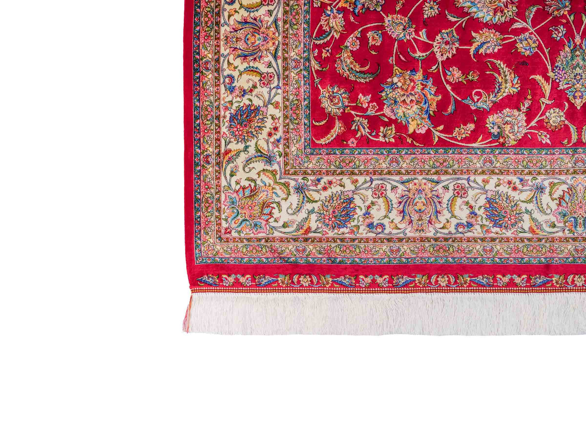 Ghom Maschinenteppich "Gordafarid" 225 x 150 cm, durchgemustert, aus pflanzlicher Seide (Viskose), Rot-Cremeweiß. Teppichnummer: V41RD338H. Persian Luxury Collection by Khademi. Made in Iran / Persia – Vertrieb durch JUPITER Intl.