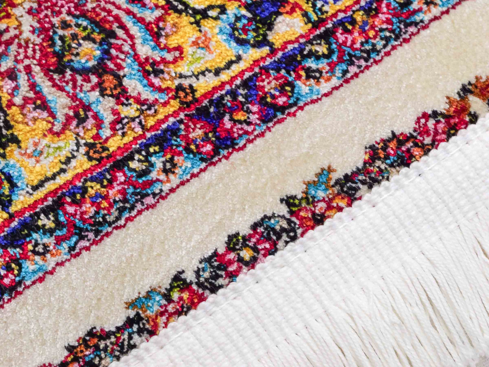 Ghom Maschinenteppich "Gordafarid" 90 x 60 cm aus pflanzlicher Seide (Viskose), Allover-Design, Cremeweiß, Beige. Teppichnummer: V41CR054M. Persian Luxury Collection by Khademi. Made in Iran / Persia – Vertrieb durch JUPITER Intl.