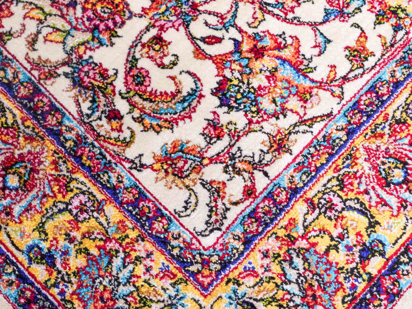 Ghom Maschinenteppich "Gordafarid" 90 x 60 cm aus pflanzlicher Seide (Viskose), Allover-Design, Cremeweiß, Beige. Teppichnummer: V41CR054M. Persian Luxury Collection by Khademi. Made in Iran / Persia – Vertrieb durch JUPITER Intl.