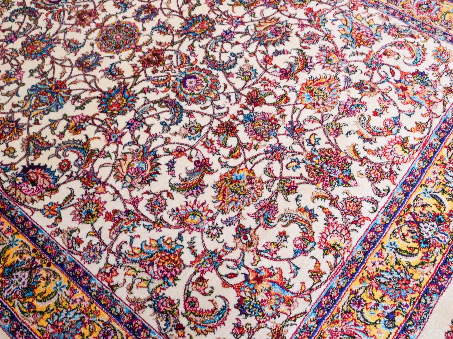 Ghom Maschinenteppich "Gordafarid" 90 x 60 cm aus pflanzlicher Seide (Viskose), Allover-Design, Cremeweiß, Beige. Teppichnummer: V41CR054M. Persian Luxury Collection by Khademi. Made in Iran / Persia – Vertrieb durch JUPITER Intl.
