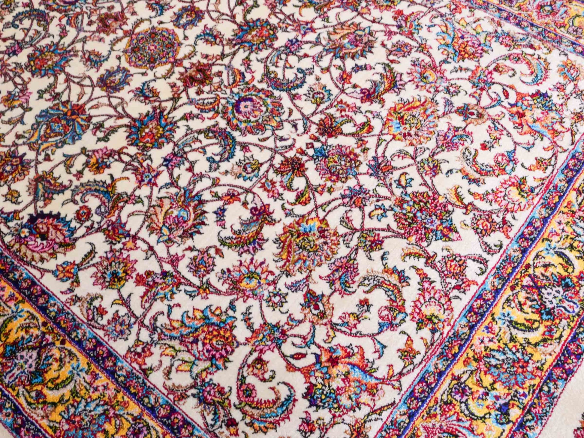Ghom Maschinenteppich "Gordafarid" 90 x 60 cm aus pflanzlicher Seide (Viskose), Allover-Design, Cremeweiß, Beige. Teppichnummer: V41CR054M. Persian Luxury Collection by Khademi. Made in Iran / Persia – Vertrieb durch JUPITER Intl.
