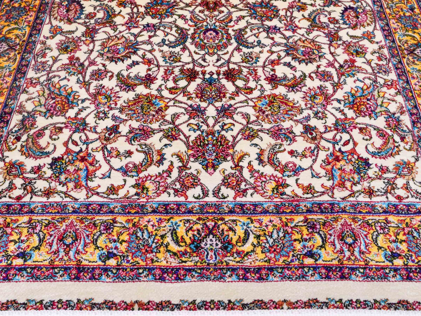 Ghom Maschinenteppich "Gordafarid" 90 x 60 cm aus pflanzlicher Seide (Viskose), Allover-Design, Cremeweiß, Beige. Teppichnummer: V41CR054M. Persian Luxury Collection by Khademi. Made in Iran / Persia – Vertrieb durch JUPITER Intl.