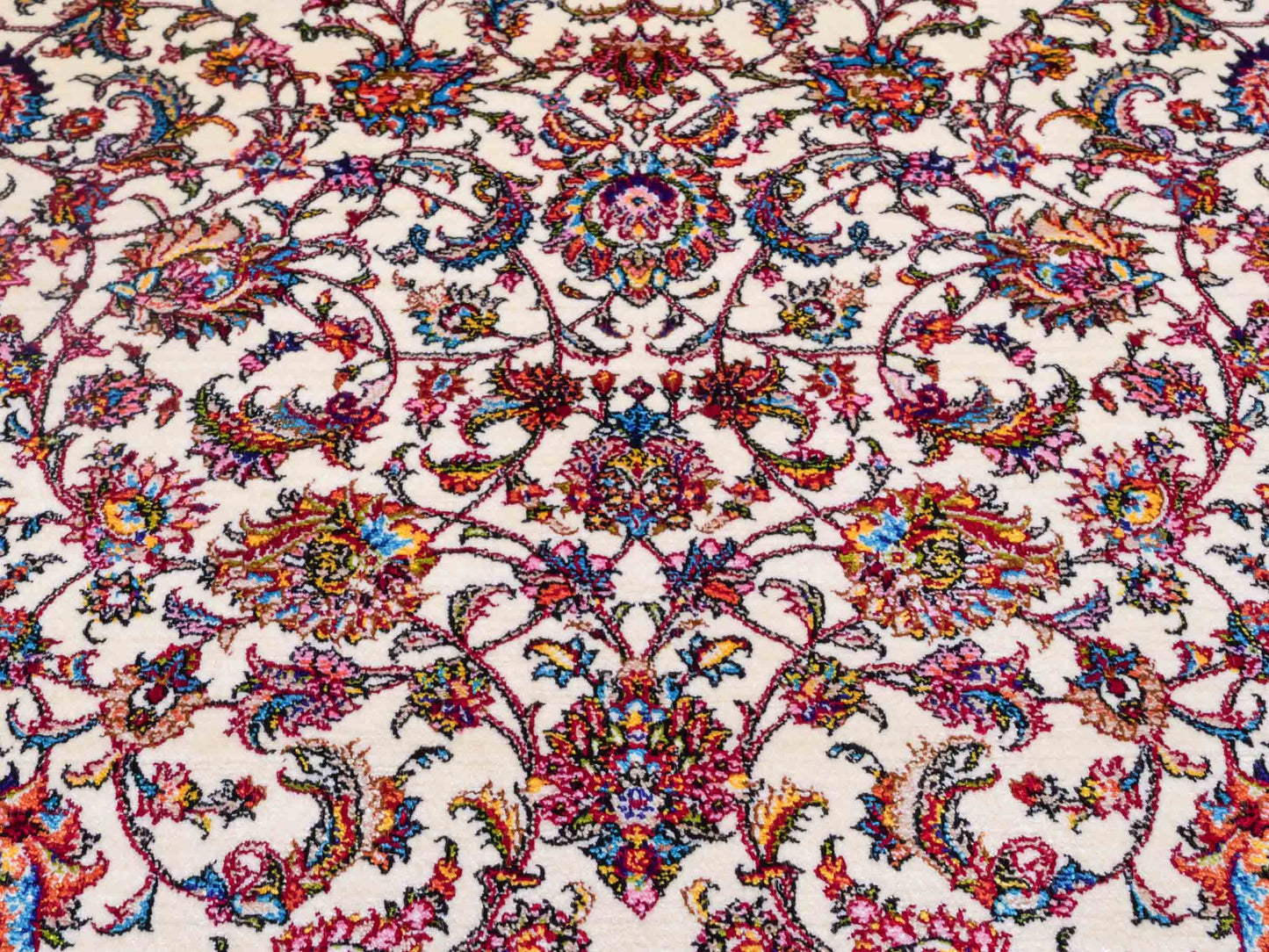 Ghom Maschinenteppich "Gordafarid" 90 x 60 cm aus pflanzlicher Seide (Viskose), Allover-Design, Cremeweiß, Beige. Teppichnummer: V41CR054M. Persian Luxury Collection by Khademi. Made in Iran / Persia – Vertrieb durch JUPITER Intl.