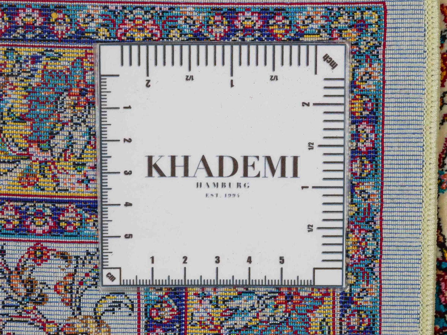 Ghom Maschinenteppich "Gordafarid" 90 x 60 cm aus pflanzlicher Seide (Viskose), Allover-Design, Cremeweiß, Beige. Teppichnummer: V41CR054M. Persian Luxury Collection by Khademi. Made in Iran / Persia – Vertrieb durch JUPITER Intl.