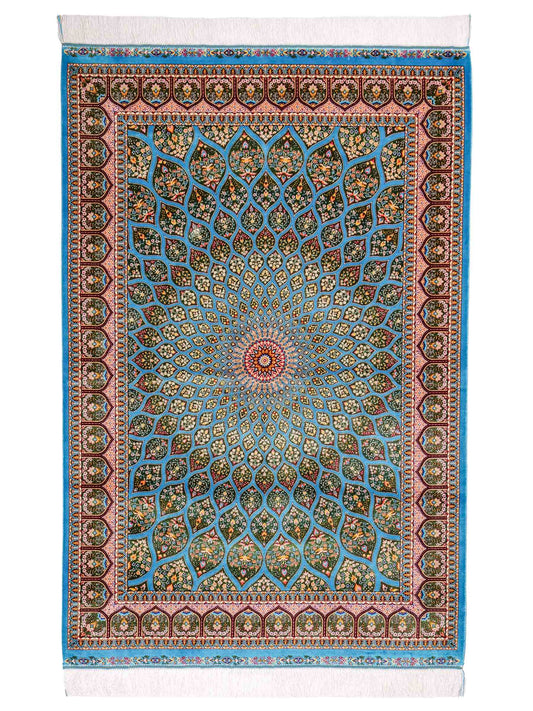 Ghom Maschinenteppich "Goshasp" 150 x 100 cm, mit Medaillon, aus pflanzlicher Seide (Viskose), Blau-Grün. Teppichnummer: V40TQ150H. Persian Luxury Collection by Khademi. Made in Iran / Persia – Vertrieb durch JUPITER Intl.