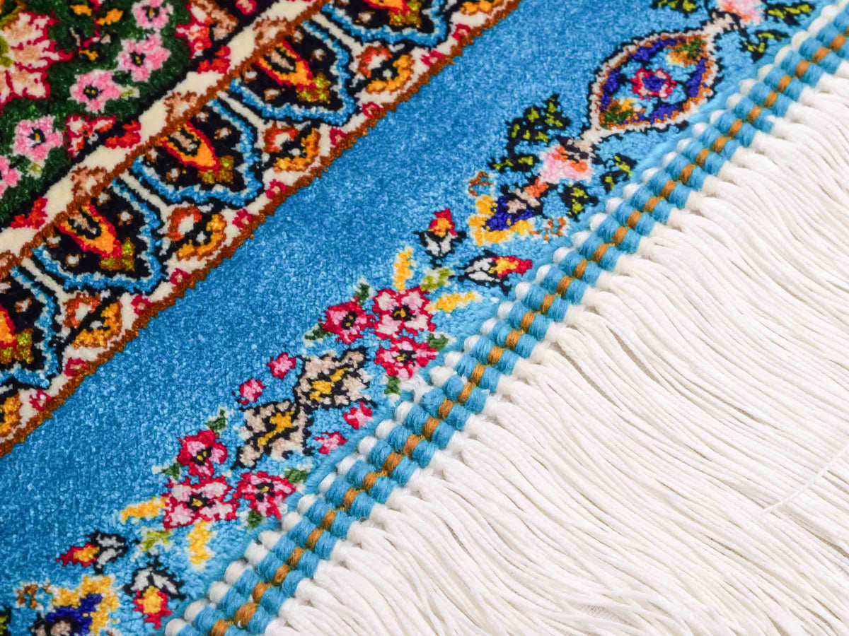 Ghom Maschinenteppich "Goshasp" 150 x 100 cm, mit Medaillon, aus pflanzlicher Seide (Viskose), Blau-Grün. Teppichnummer: V40TQ150H. Persian Luxury Collection by Khademi. Made in Iran / Persia – Vertrieb durch JUPITER Intl.