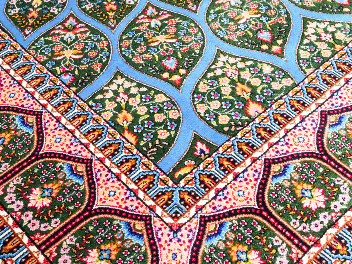 Ghom Maschinenteppich "Goshasp" 150 x 100 cm, mit Medaillon, aus pflanzlicher Seide (Viskose), Blau-Grün. Teppichnummer: V40TQ150H. Persian Luxury Collection by Khademi. Made in Iran / Persia – Vertrieb durch JUPITER Intl.