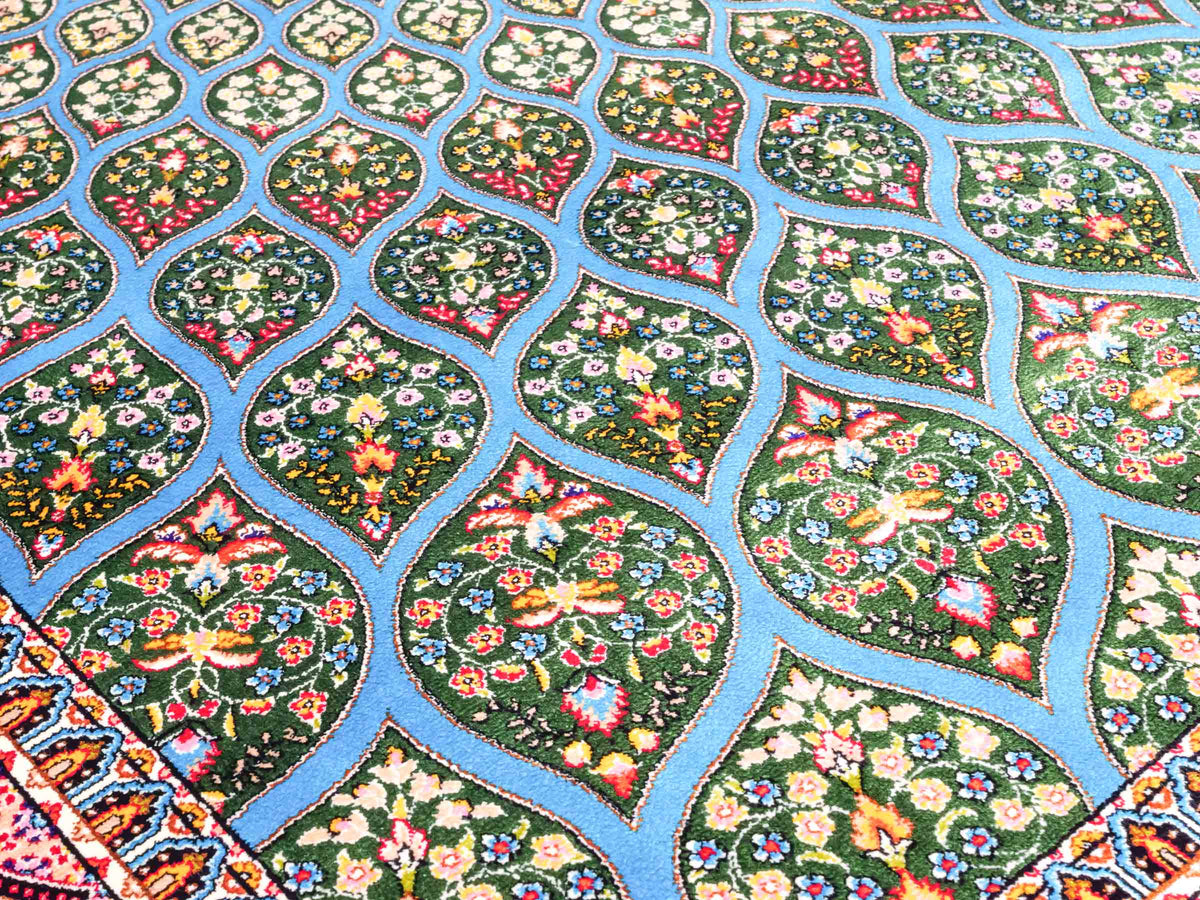 Ghom Maschinenteppich "Goshasp" 150 x 100 cm, mit Medaillon, aus pflanzlicher Seide (Viskose), Blau-Grün. Teppichnummer: V40TQ150H. Persian Luxury Collection by Khademi. Made in Iran / Persia – Vertrieb durch JUPITER Intl.