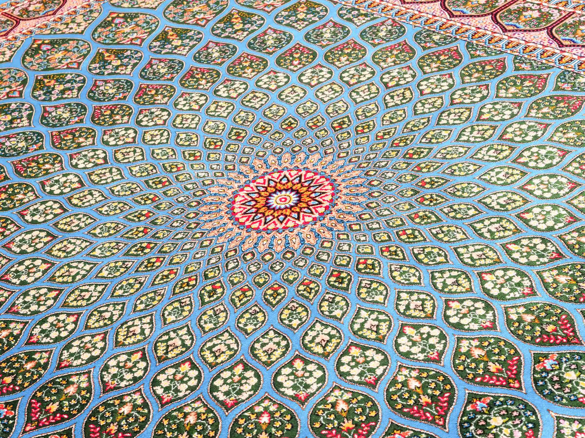 Ghom Maschinenteppich "Goshasp" 150 x 100 cm, mit Medaillon, aus pflanzlicher Seide (Viskose), Blau-Grün. Teppichnummer: V40TQ150H. Persian Luxury Collection by Khademi. Made in Iran / Persia – Vertrieb durch JUPITER Intl.