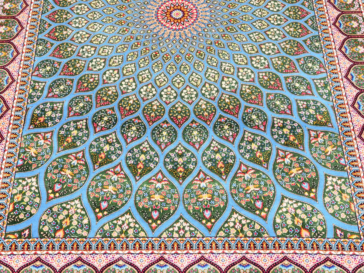 Ghom Maschinenteppich "Goshasp" 150 x 100 cm, mit Medaillon, aus pflanzlicher Seide (Viskose), Blau-Grün. Teppichnummer: V40TQ150H. Persian Luxury Collection by Khademi. Made in Iran / Persia – Vertrieb durch JUPITER Intl.