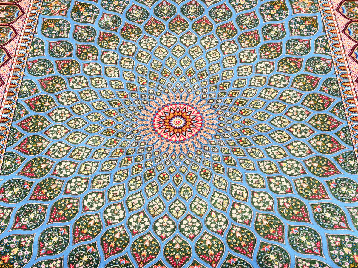 Ghom Maschinenteppich "Goshasp" 150 x 100 cm, mit Medaillon, aus pflanzlicher Seide (Viskose), Blau-Grün. Teppichnummer: V40TQ150H. Persian Luxury Collection by Khademi. Made in Iran / Persia – Vertrieb durch JUPITER Intl.