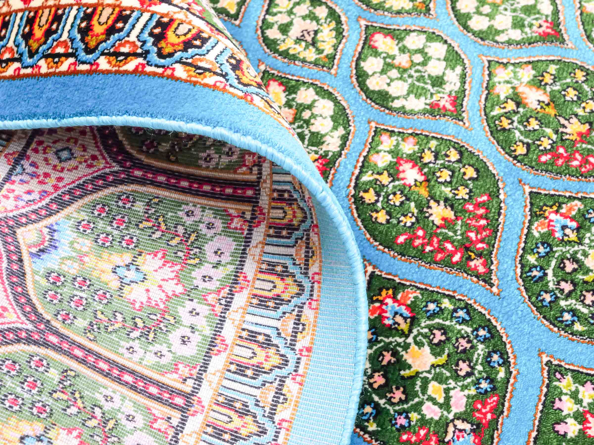 Ghom Maschinenteppich "Goshasp" 150 x 100 cm, mit Medaillon, aus pflanzlicher Seide (Viskose), Blau-Grün. Teppichnummer: V40TQ150H. Persian Luxury Collection by Khademi. Made in Iran / Persia – Vertrieb durch JUPITER Intl.