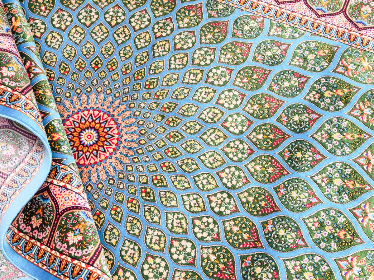Ghom Maschinenteppich "Goshasp" 150 x 100 cm, mit Medaillon, aus pflanzlicher Seide (Viskose), Blau-Grün. Teppichnummer: V40TQ150H. Persian Luxury Collection by Khademi. Made in Iran / Persia – Vertrieb durch JUPITER Intl.