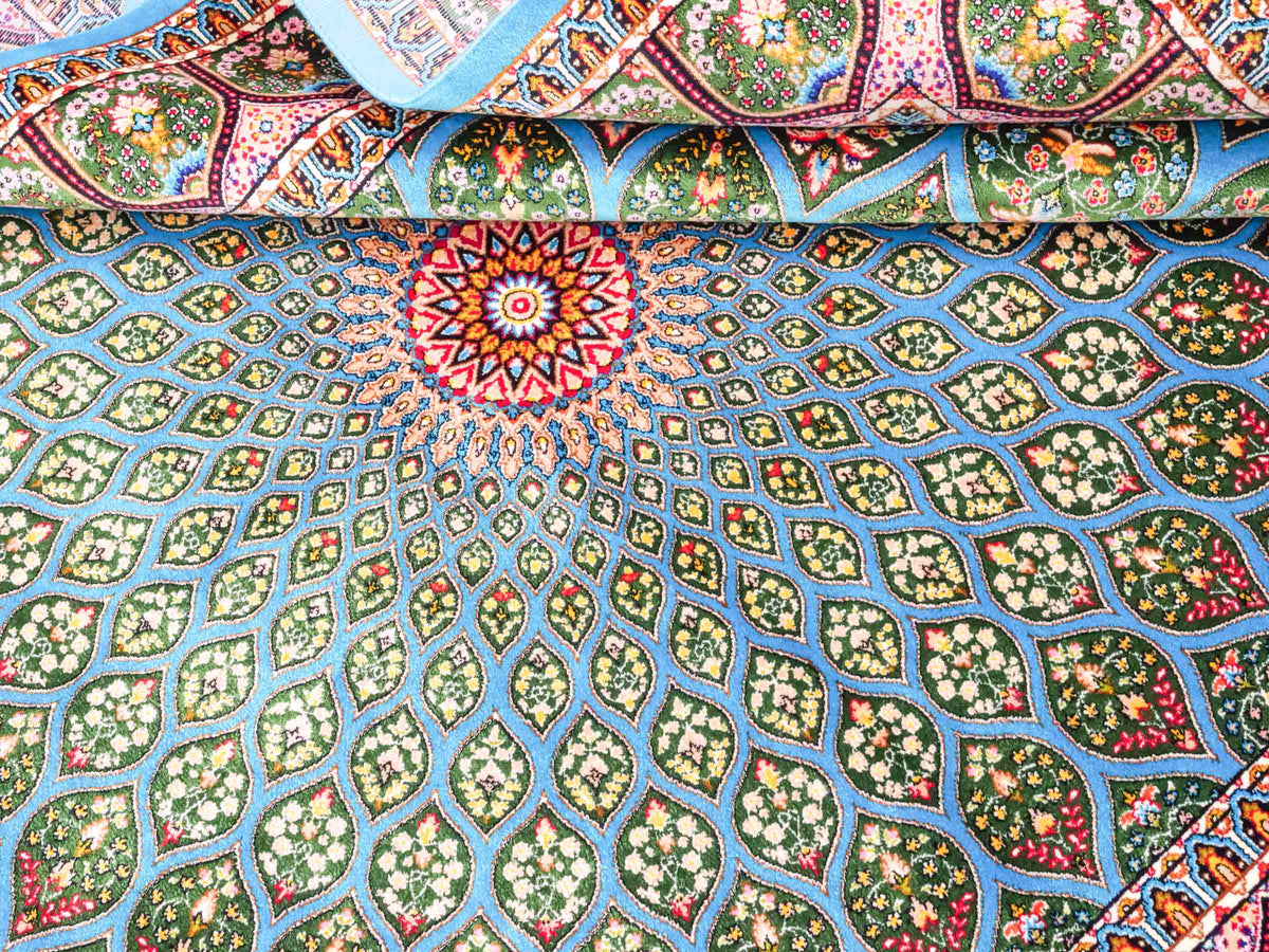 Ghom Maschinenteppich "Goshasp" 150 x 100 cm, mit Medaillon, aus pflanzlicher Seide (Viskose), Blau-Grün. Teppichnummer: V40TQ150H. Persian Luxury Collection by Khademi. Made in Iran / Persia – Vertrieb durch JUPITER Intl.