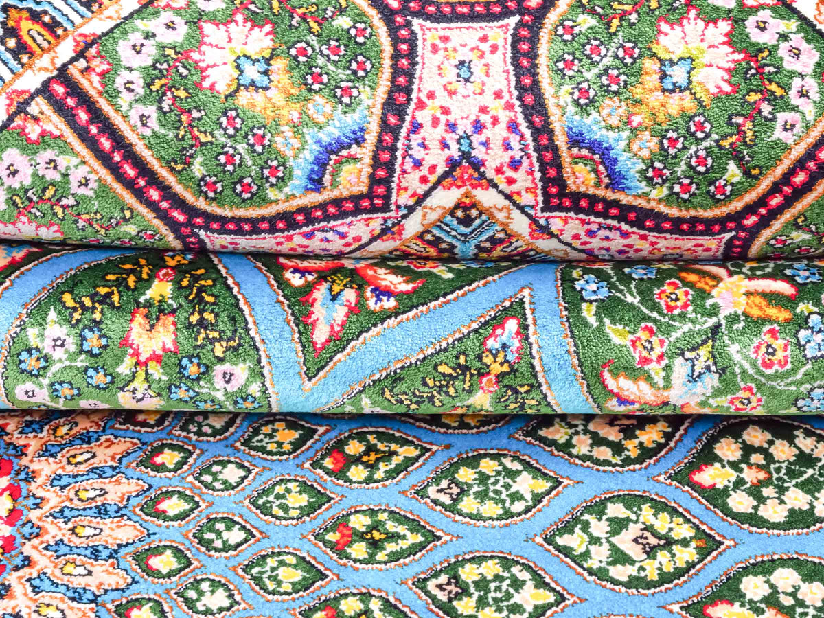 Ghom Maschinenteppich "Goshasp" 150 x 100 cm, mit Medaillon, aus pflanzlicher Seide (Viskose), Blau-Grün. Teppichnummer: V40TQ150H. Persian Luxury Collection by Khademi. Made in Iran / Persia – Vertrieb durch JUPITER Intl.