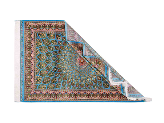 Ghom Maschinenteppich "Goshasp" 150 x 100 cm, mit Medaillon, aus pflanzlicher Seide (Viskose), Blau-Grün. Teppichnummer: V40TQ150H. Persian Luxury Collection by Khademi. Made in Iran / Persia – Vertrieb durch JUPITER Intl.