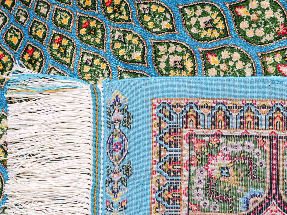 Ghom Maschinenteppich "Goshasp" 150 x 100 cm, mit Medaillon, aus pflanzlicher Seide (Viskose), Blau-Grün. Teppichnummer: V40TQ150H. Persian Luxury Collection by Khademi. Made in Iran / Persia – Vertrieb durch JUPITER Intl.