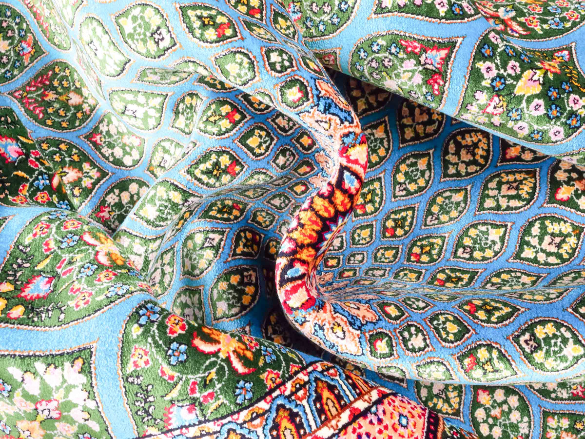 Ghom Maschinenteppich "Goshasp" 150 x 100 cm, mit Medaillon, aus pflanzlicher Seide (Viskose), Blau-Grün. Teppichnummer: V40TQ150H. Persian Luxury Collection by Khademi. Made in Iran / Persia – Vertrieb durch JUPITER Intl.