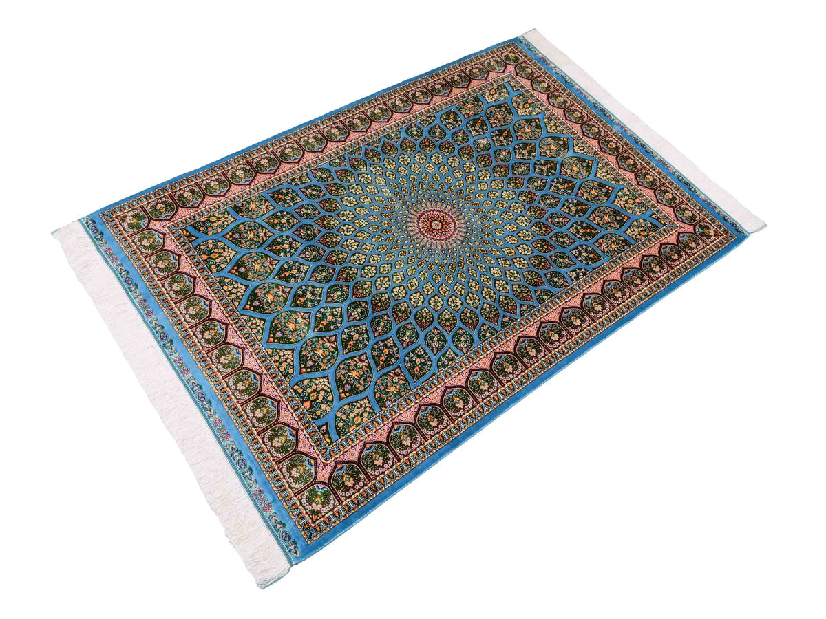 Ghom Maschinenteppich "Goshasp" 150 x 100 cm, mit Medaillon, aus pflanzlicher Seide (Viskose), Blau-Grün. Teppichnummer: V40TQ150H. Persian Luxury Collection by Khademi. Made in Iran / Persia – Vertrieb durch JUPITER Intl.